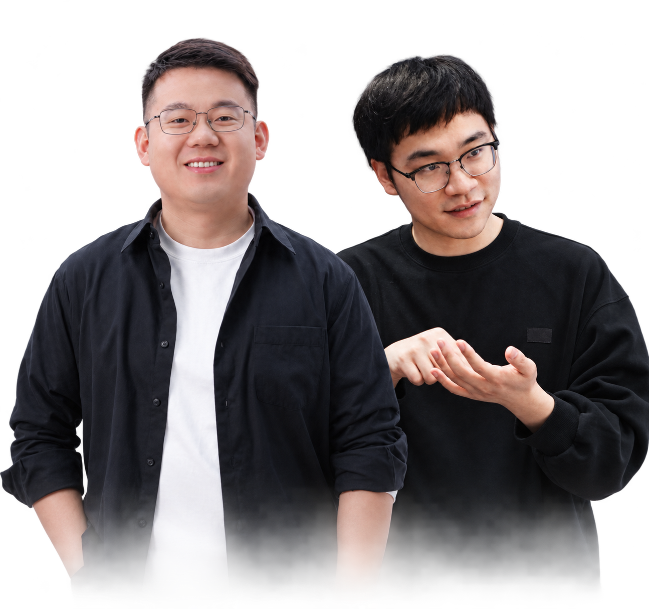 李解与郭瀚森并肩，李解略居前，郭瀚森保留自然讲解手势